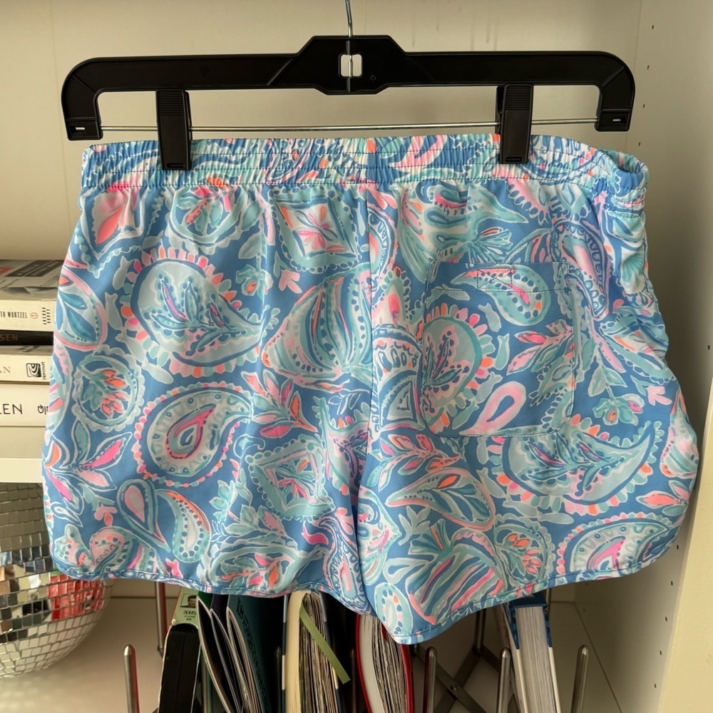 LILLY PULITZER Luxletic Ocean Trail Shorts Zanzibar Blue Fish Kiss - Picture 6 of 9